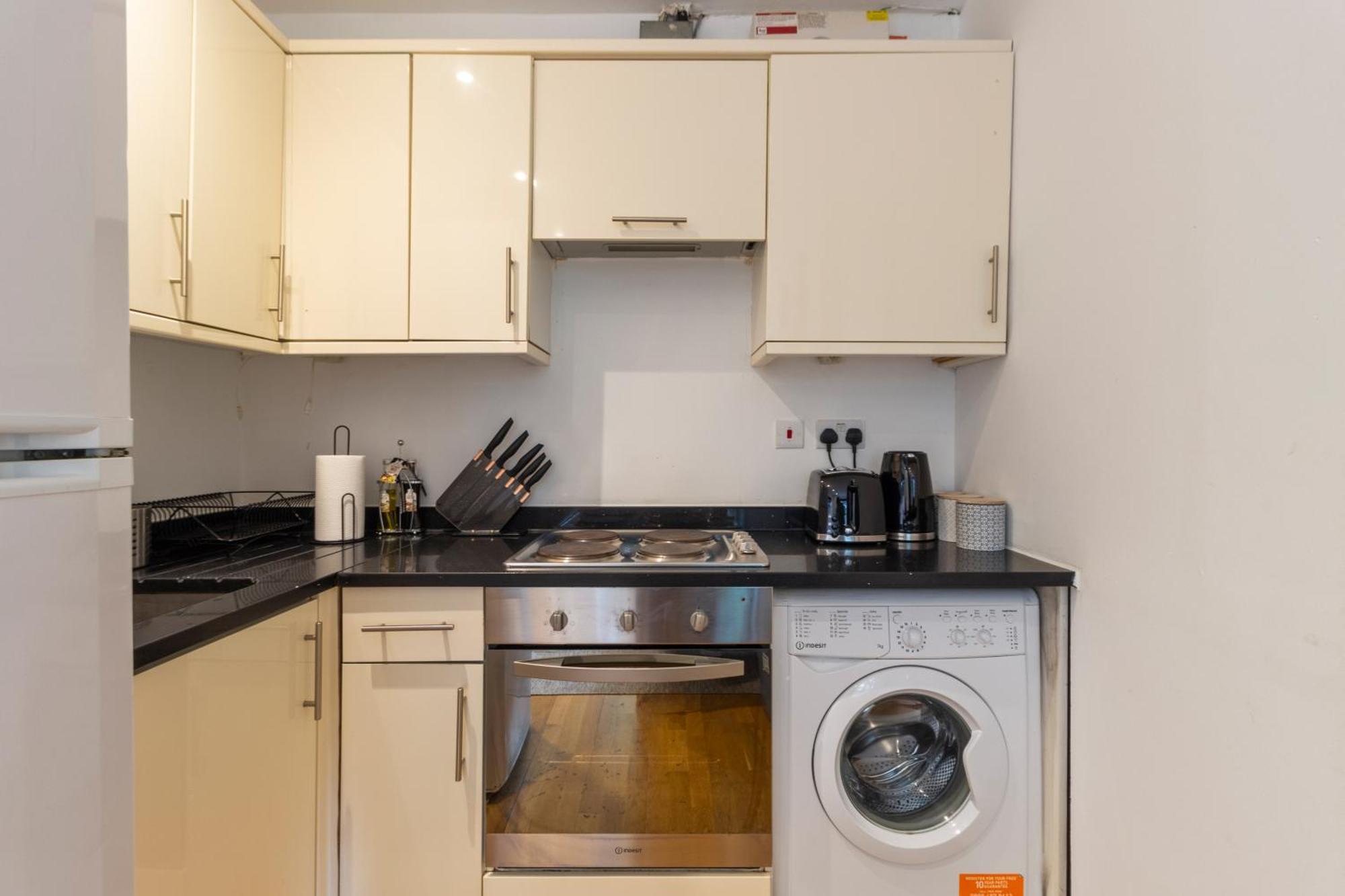 Stylish Flat 10 Mins From Train, Near Emirates & Camden *